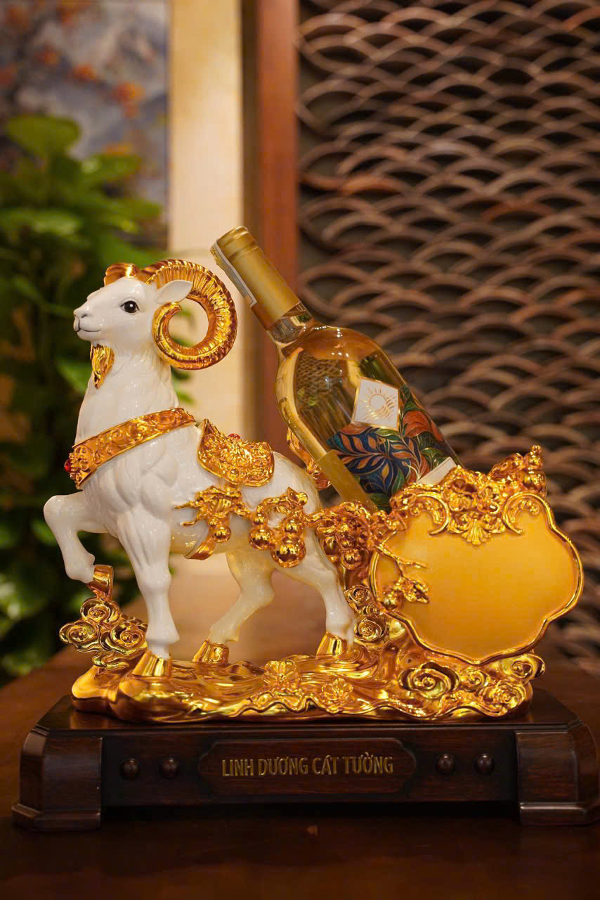 Kệ Linh Vật Dê Kèm Rươụ Vang